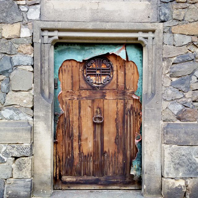 Zničené dveře na Kamenné vile v Pardubicích | foto: David Macháček,  Český rozhlas