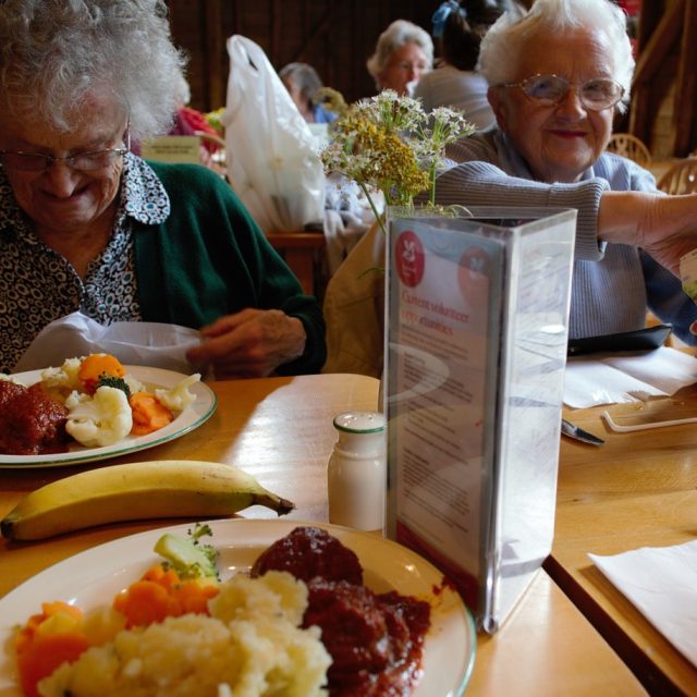 Sousedka u stolu  (ilustrační foto) | foto: Fotobanka Pixabay