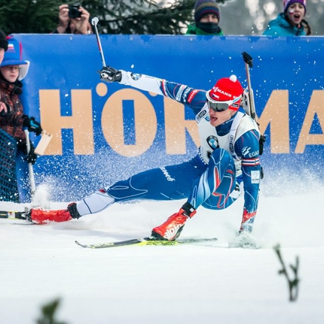 Ondřej Moravec při pádu. Závodníkovi se nic nestalo,  ale zničl pažbu zbraně | foto:  (C) Český biatlon,  Petr Slavík