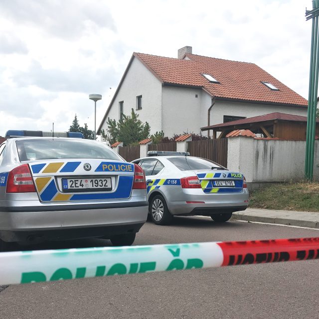 Muž se zabarikádoval v jednom z domů v Chrudimi a vyhrožuje výbušnonou. Policie tak jednu z vedlejších ulic uzavřela | foto: Josef Ženatý
