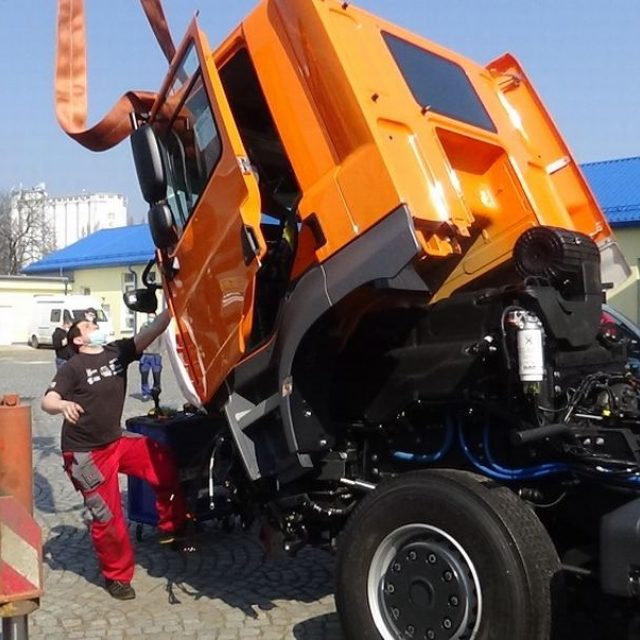 Bydžovští středoškoláci smontovali z náhradních dílů funkční tatrovku | foto: Krajský úřad Královéhradeckého kraje