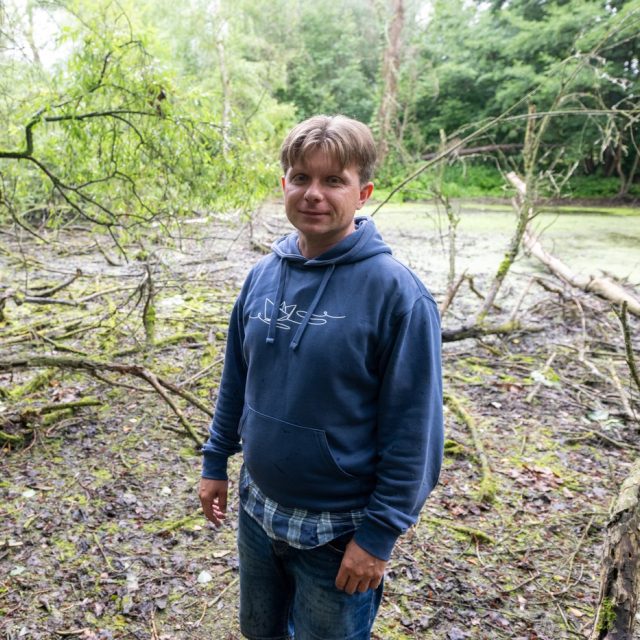 Petr Tlapák u zanedbaného mokřadu,  kterých chce v rámci projektu Malá Amazonie obnovit | foto: Josef Vostárek,  ČTK