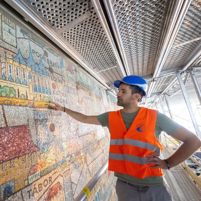 Stavbyvedoucí Marek Fibich ukazuje detaily opravené mozaiky na pardubickém nádraží | foto: Josef Vostárek