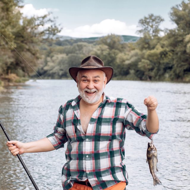 Rybář v řece s úlovkem  (ilustrační foto) | foto: Profimedia