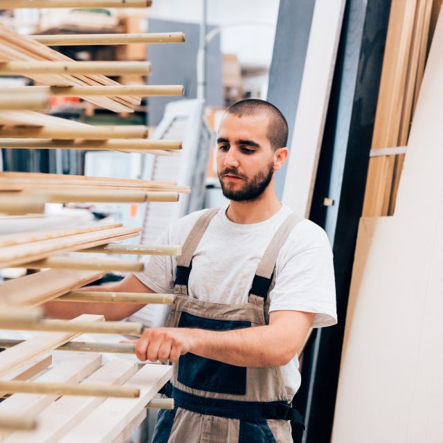 Truhlář vybírá materiál v truhlárně | foto: Profimedia