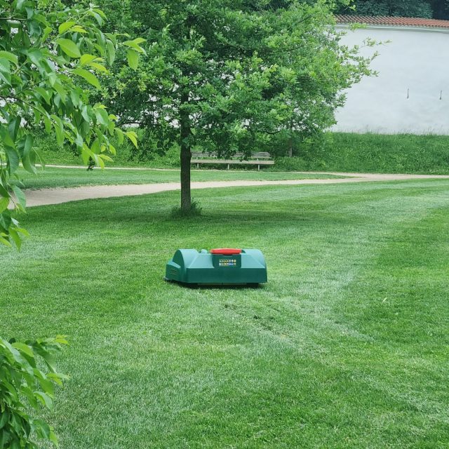 Robotická sekačka v Tyršových sadech v Pardubicích | foto: Služby města Pardubic