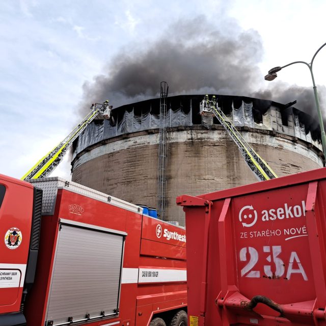Požár elektroodpadu v areálu SemtínZone v Rybitví dostali hasiči pod kontrolu až po víc než 20 hodinách | foto: HZS Pardubického kraje