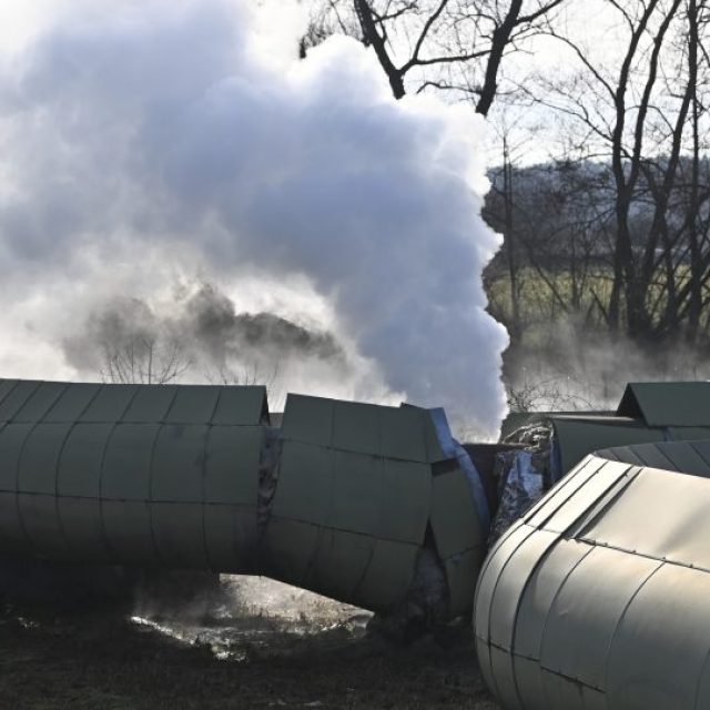 Havárie horkovodu nedaleko Opatovic nad Labem | foto: Josef Vostárek,  ČTK