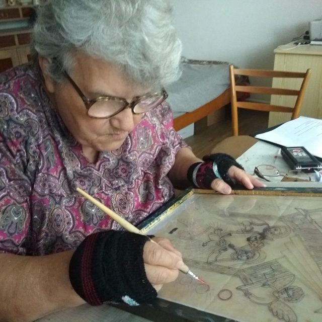 Janka Schmidtová maluje v rukavicích. Sklo si tak neznečistí | foto: Jiří Fremuth,  Český rozhlas