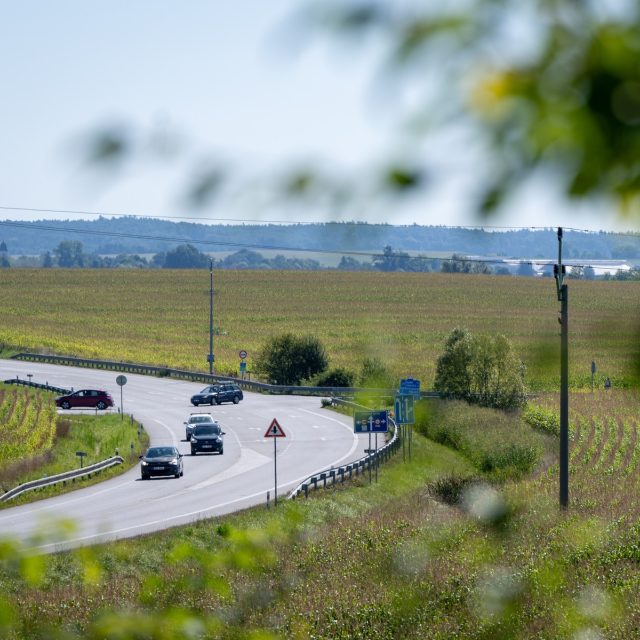 Křižovatku na obchvatu města mezi Holicemi a Dolní Rovní,  kde jsou časté nehody,  nahradí kruhový objezd | foto: Josef Vostárek,  ČTK