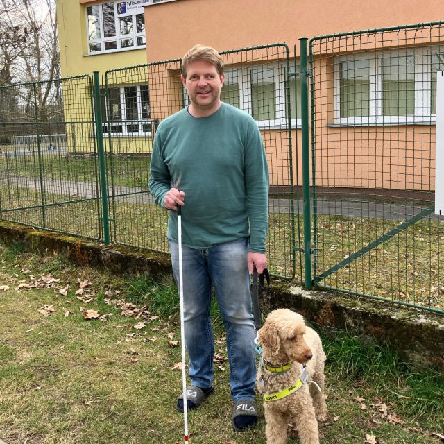 Nevidomý Petr Hromádko se svým psem | foto: Milena Potůčková,  Český rozhlas