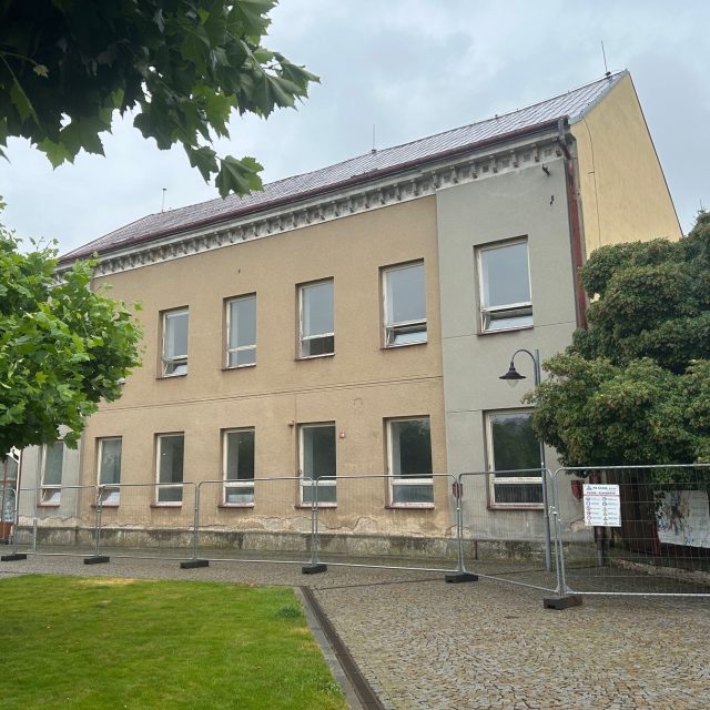 V Lázních Bohdaneč začala demolice bývalé školy | foto: Ondřej Wolf,  Český rozhlas