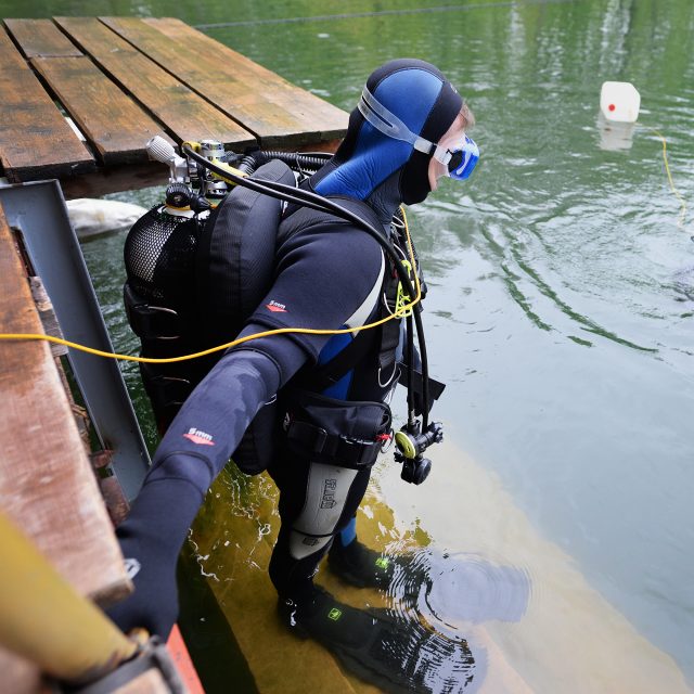 Instruktor se vynořil s jedním ze studentů,  další je připraven k ponoru. Postupně výcvikem projde dvacítka studentů Univerzity Pardubice | foto: Jan Ptáček,  Český rozhlas