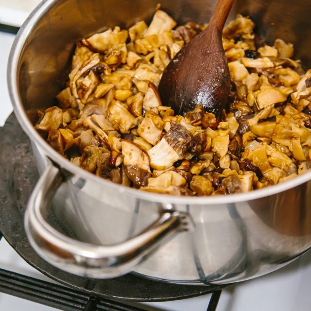 Houby v hrnci | foto: Jana Volková