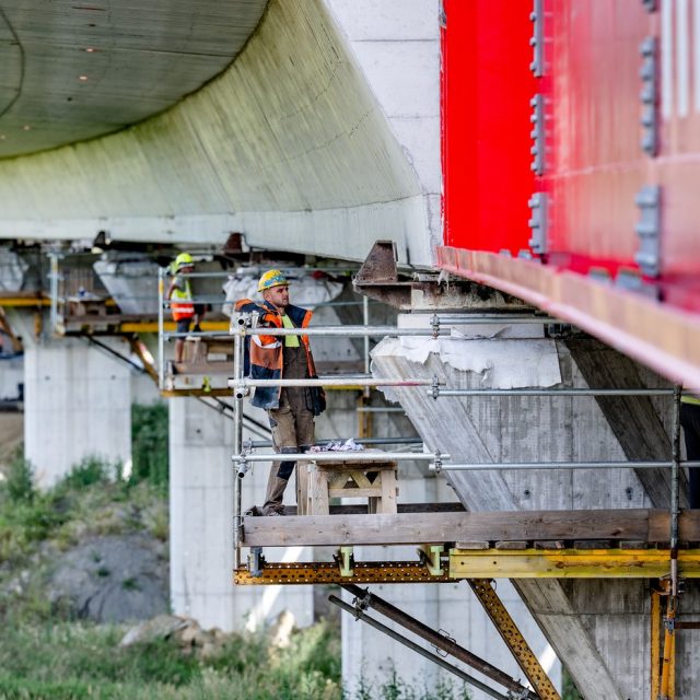 Výsuv posledního taktu nosné konstrukce estakády,  která je součástí budoucí dálnice D35 | foto: David Taneček,  ČTK