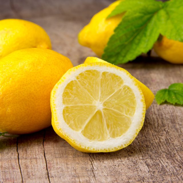 Citrony jsou kyselé,  obsahují ale i cukr | foto: Shutterstock