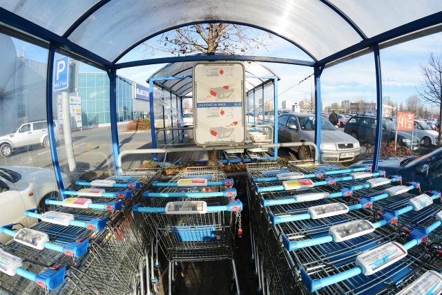 Nákupní vozíky před hypermarketem | foto: Honza Ptáček,  Český rozhlas