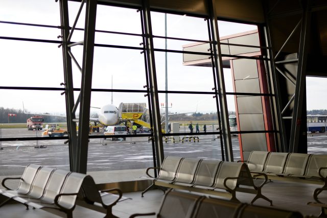 Letadlo společnosti Ryanair právě přistálo v Pardubicích. Dnes ještě cestující museli nasednout do autobusu a nechat se odvézt na starý terminál | foto: Honza Ptáček,  Český rozhlas