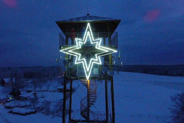 Vánoční hvězda na rozhledně Terezka v Pasekách září od začátku prosince | foto: Ondřej Klofát
