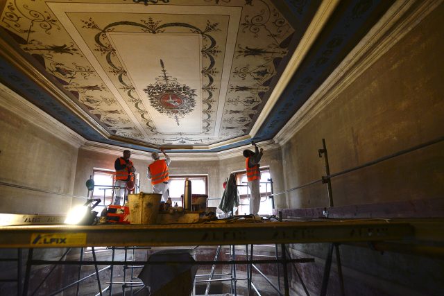 Restaurátoři obnovují zdobení stropu nad schodištěm | foto: Honza Ptáček,  Český rozhlas
