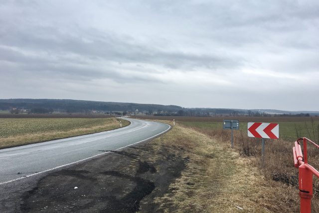 Silnice z Chrudimi na Podhůru se klikatí kolem letiště | foto: Josef Kopecký,  Český rozhlas