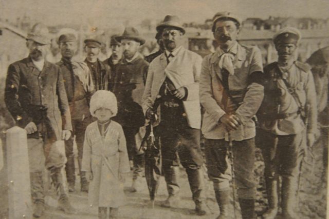 Klofáč  (druhý zprava) jako novinář v rusko-japonské válce