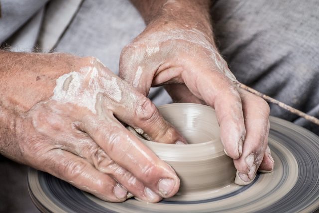 Ruce,  keramika,  řemeslo,  hrnčíř,  hrnčířská kruh | foto: Fotobanka Pixabay,  CC0 1.0