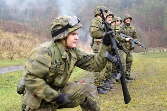 Studenti vojenské střední školy trénují na školní střelnici | foto: Tereza Brázdová,  Český rozhlas