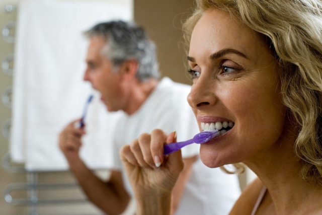 Péče o zubní náhradu je stejně důležitá jako péče o vlastní zuby  (ilustrační foto) | foto: Fotobanka Profimedia