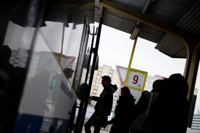 Cestující nastupují do autobusu na nádraží v Pardubicích | foto: Honza Ptáček,  Český rozhlas
