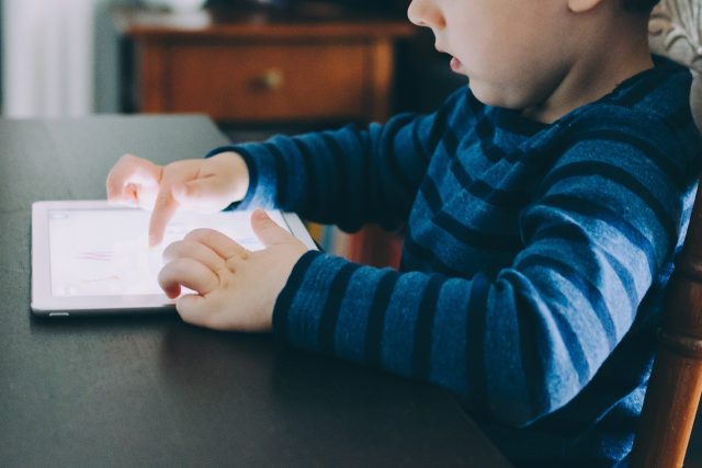 dítě s tabletem - tablet | foto: StockSnap,  Pixabay,  CC0 1.0