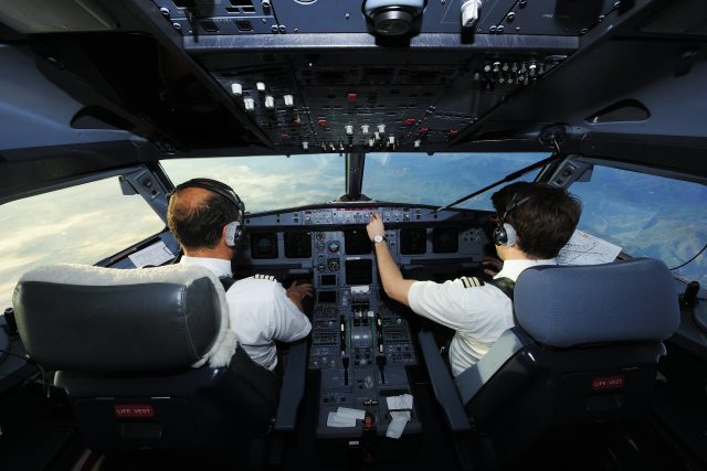 Piloti v kokpitu letadla Airbus  |  | foto: Fotobanka Profimedia