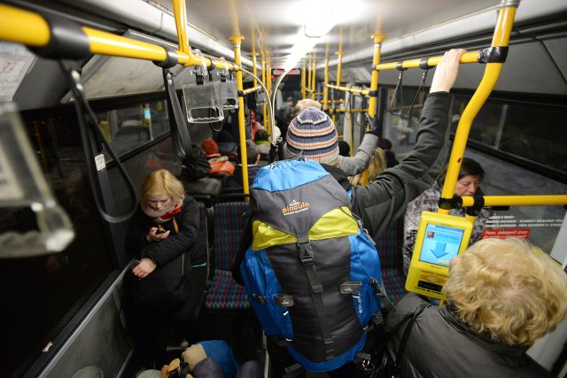 Cestující v trolejbusu pardubické MHD | foto: Honza Ptáček,  Český rozhlas