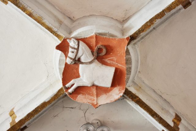 Nejstarší známé zpodobnění městského znaku Pardubic je na klenbě kostela Zvěstování P. Marie z let 1507 – 1515 | foto: František Šebek