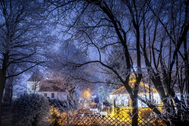 Dům s největší vánoční výzdobou mají v Chotovicích | foto: Tomáš Kubelka,  Čarokraj