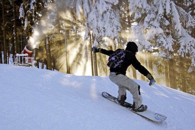 Snowboardista na sjezdovce v Hlinsku  (ilustrační foto) | foto: Fotobanka Profimedia