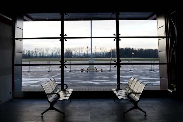 Letištní hala v Pardubicích je v posledních týdnech prázdná | foto: Honza Ptáček,  Český rozhlas