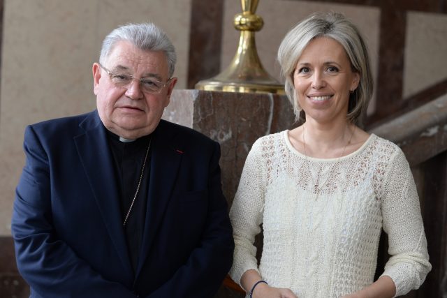 Kardinál Dominik Duka a Alena Zárybnická při natáčení Záletů | foto: Zdeněk Novák,  Český rozhlas