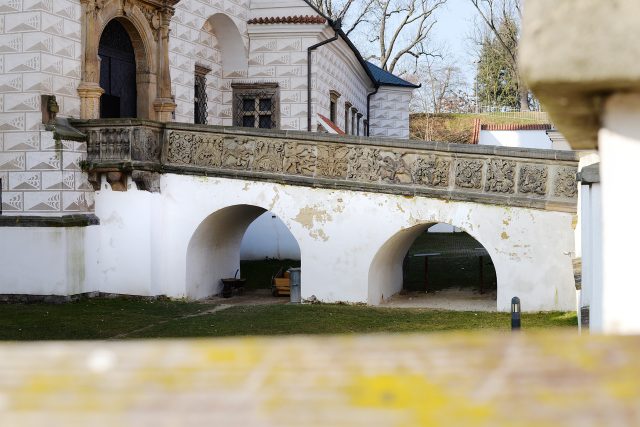 Souběžně se starým mostkem povede náhradní,  který bude postavený z lešení | foto: Honza Ptáček,  Český rozhlas