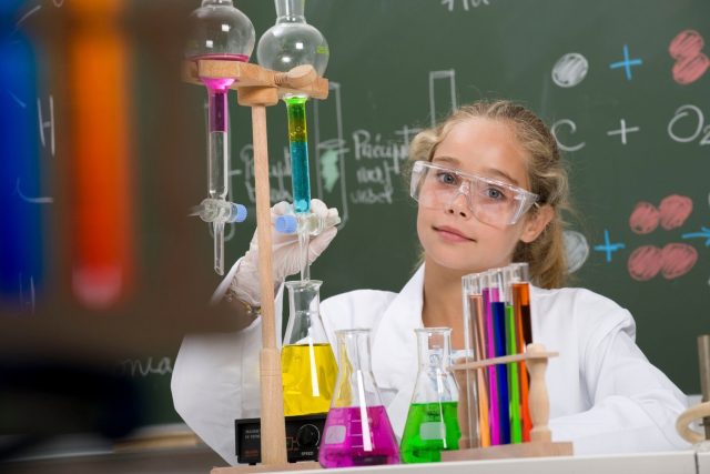 Výuka chemie na základní škole  (ilustrační foto) | foto: Fotobanka Profimedia