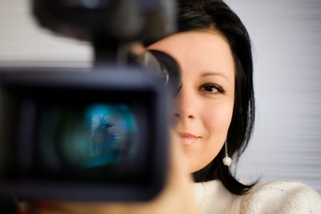 Silvie Dymáková je hlavně novinářka. Občas ale vezme do ruky kameru | foto: Martin Horký,  MAFRA / Profimedia