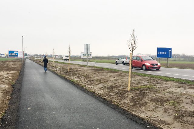 Cyklostezka mezi Pardubicemi a Dražkovicemi byla otevřená v listopadu 2017,  lampy ale ještě nesvítí | foto: Josef Kopecký,  Český rozhlas