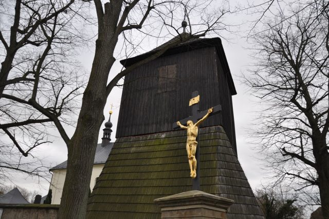 Kostel s dřevěnou zvonicí v Radhošti byl svědkem bojů katolického faráře s evangelíky | foto: Šárka Kuchtová,  Český rozhlas