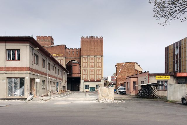 V budově bývalé vrátnice by měla brzy být pekárna  (v popředí vlevo) | foto: Honza Ptáček,  Český rozhlas