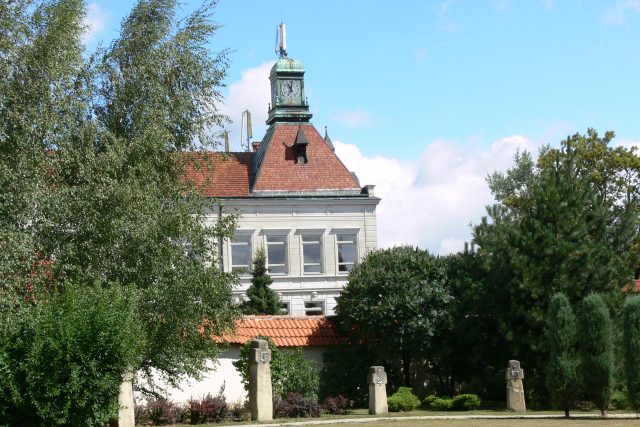 Pohled na budovu školy s křížovou cestou v areálu hřbitova v Dolním Újezdu | foto: Iveta Nádvorníková