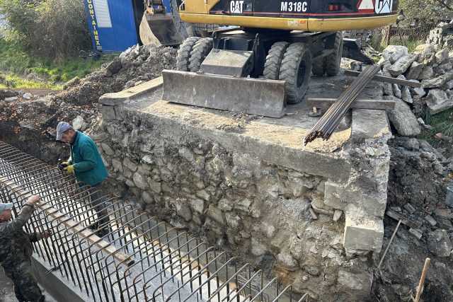 Dělníci vážou výztuž pro betonáž základu. Na něm bude stát nová lávka | foto: Ondřej Wolf,  Český rozhlas