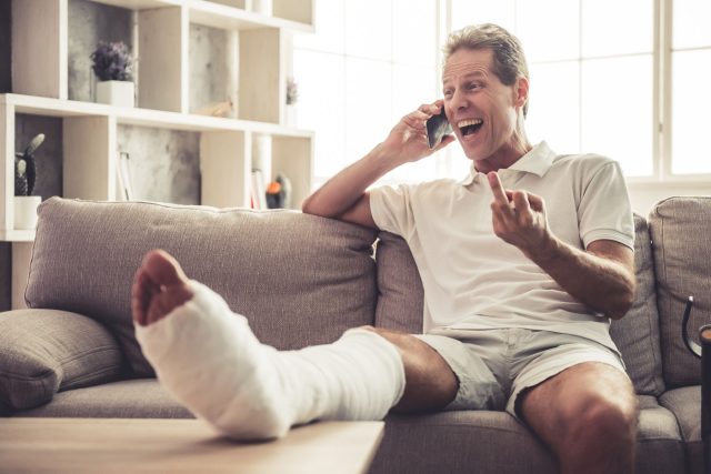 Muž se zlomenou nohou je v celkem dobré náladě  (ilustrační foto) | foto: Profimedia