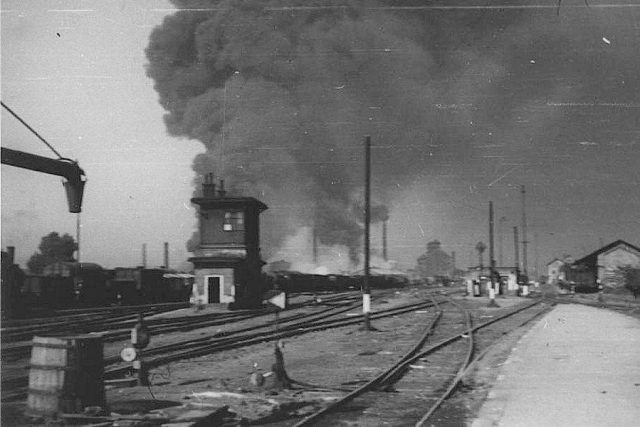 Nálet na Pardubice 24.8.1944  -nádraží a hořící rafinérie | foto: Východočeské muzeum Pardubice,  Český rozhlas