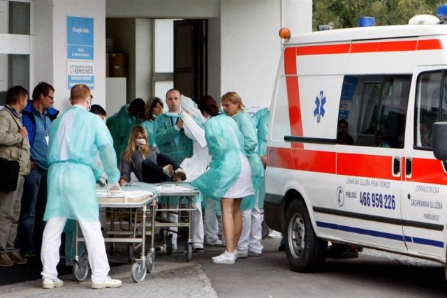 Záchranka přiváží zraněnou pacientku | foto:  zzspak.cz