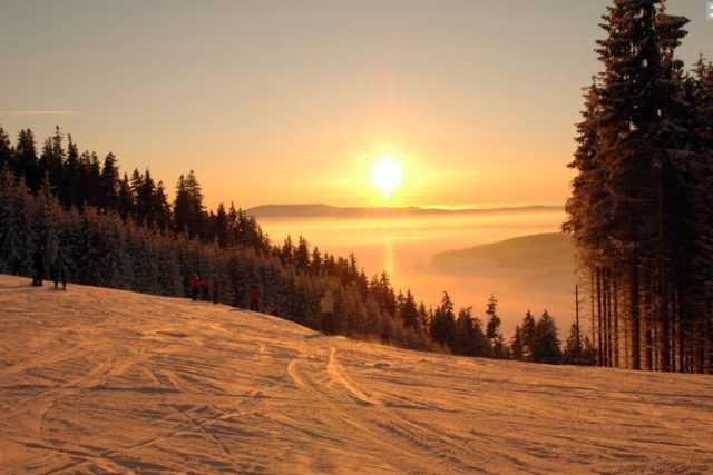 Skiareál Sněžník Dolní Morava nabízí nejen kvalitní podmínky pro lyžování,  ale také kouzelné výhledy do kraje | foto:  Sněžník Dolní Morava